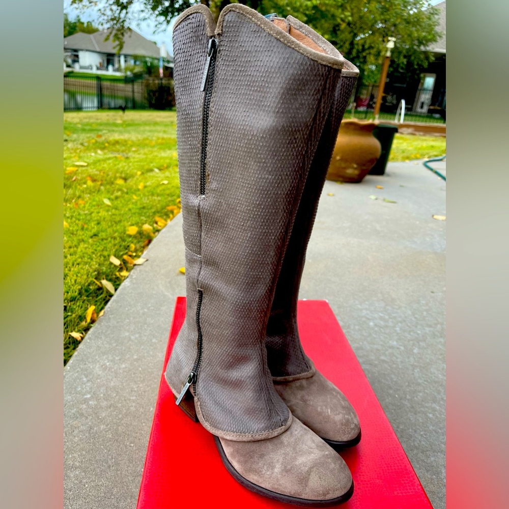 Women’s 7M
Donald J Pliner
Devi Boot with side zippers 
WORN ONCE!